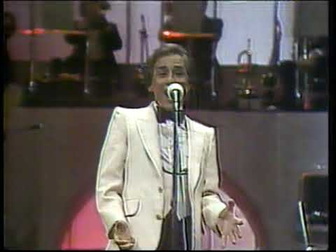Gualberto Castro canta "Quién partirá" en el Festival OTI 1980