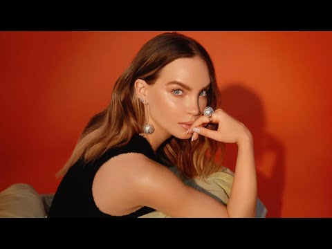 Belinda cautiva al imitar el acento español y corrige el “acento mexicano” del conductor