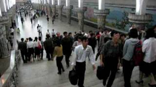 preview picture of video '北朝鮮は平壌地下鉄の栄光駅（ホームにて）'