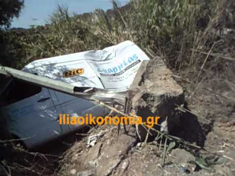 Ηλεία: Βαν ξερίζωσε κολώνα φωτισμού! Ο οδηγός γλίτωσε με γρατζουνιές
