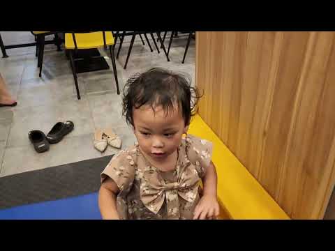 Adiva makan ice cream sambil main pelosotan