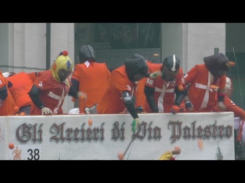 Battaglia arance carro da getto Gli Arcieri di via Palestro - Carnevale Ivrea 2016