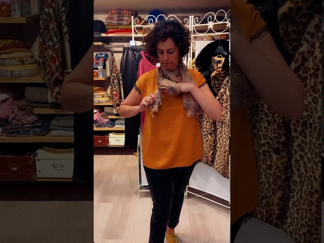 Vídeo relacionado con STORY OF SHANGHAI Bufandas de 100% Seda de Morera Pañuelo Mujer Seda Chal Estolas Madre y Dama Regalos para Mujeres