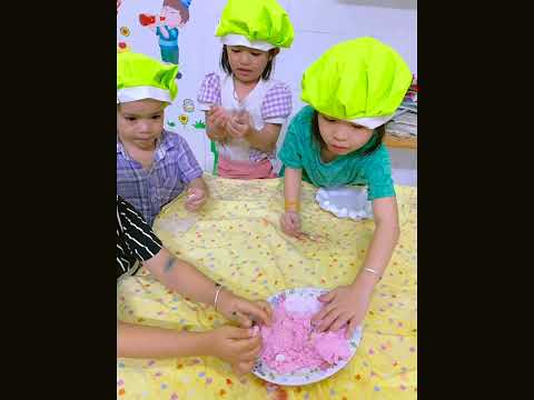 Bé làm bánh trôi nước