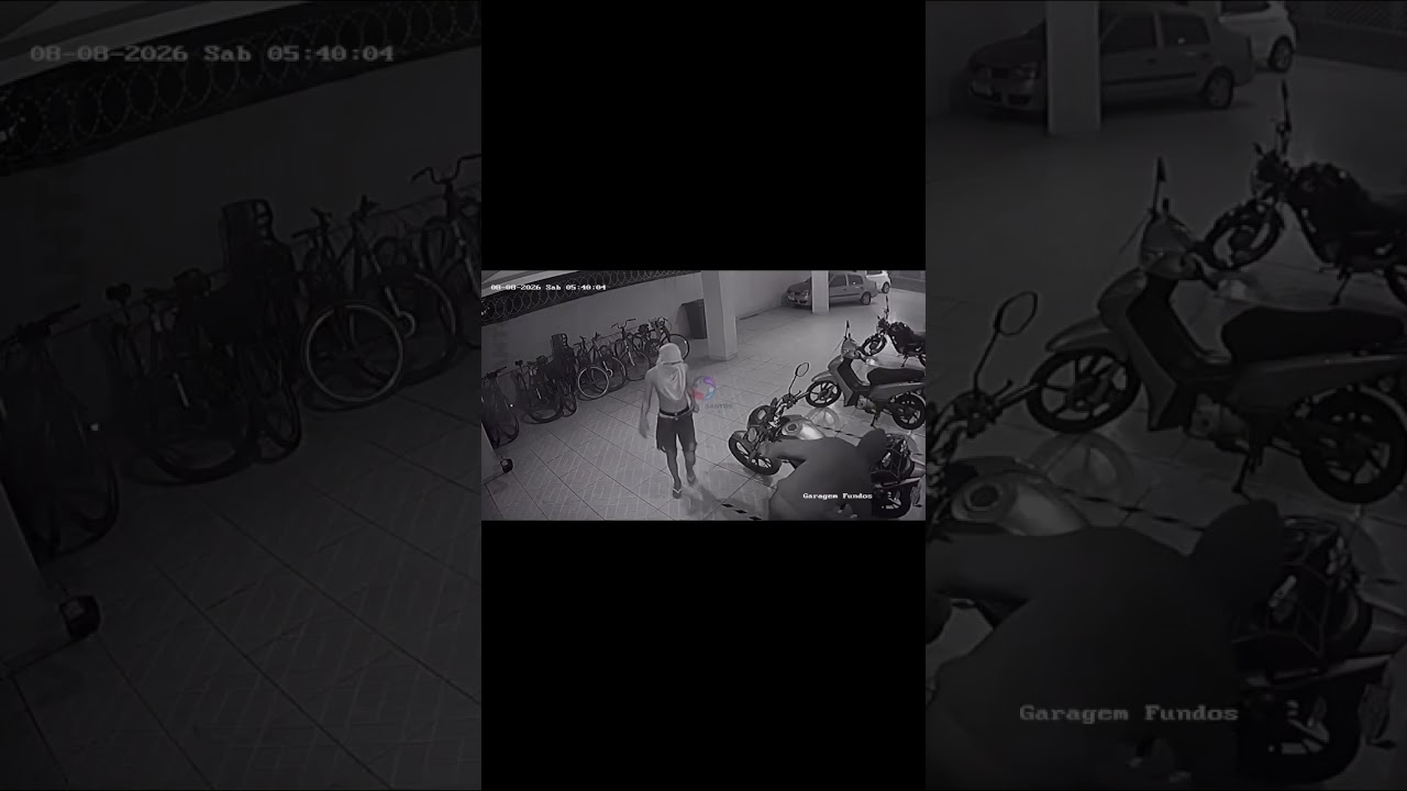 Câmeras flagram dupla levando moto de garagem de condomínio em São Vicente.