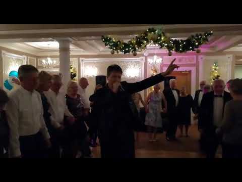 SIMON REES ROCKS New Year at the LINCOMBE HALL HOTEL, Torquay singing the classic NEW YORK NEW YORK