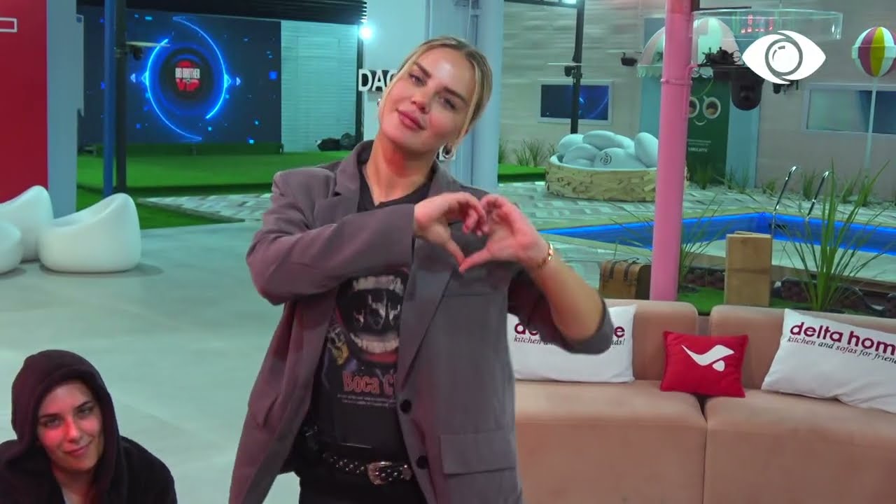 Kejvina 'zgjedh' kameran e saj dhe bën përshëndetjen speciale