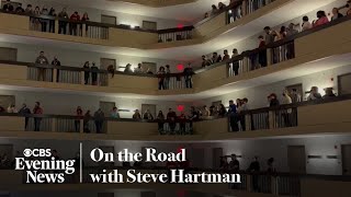 Kentucky students unite hotel with spontaneous national anthem performance