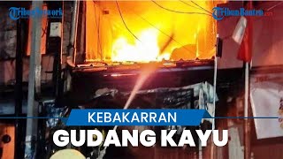 Damkar Jakarta Selatan Kerahkan 45 Personel untuk Padamkan Api di Lapak Gudang Kayu Pancoran