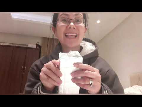 How to eat Chocolate Bar by Rosa (Lindt Milch Nuss)