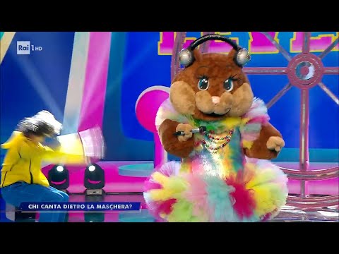 Criceto canta "Tu vuò fà l'americano" - Il Cantante Mascherato 18/03/2023