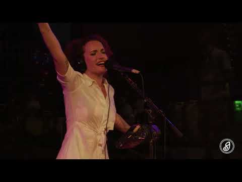 ÌFÉ performs "3 Mujeres" at Grand Performances