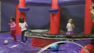 Thompson Tara Teri play Bounce U with Linh Chi An Binh12 2018 20180113 153756