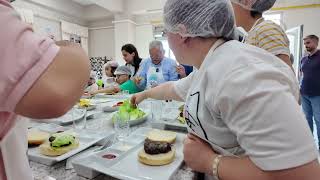 BAŞKAN BÜYÜKKILIÇ, ENGELSİZ YAŞAM MERKEZİ’NDE ÖZEL ÇOCUKLARLA BİRLİKTE HAMBURGER YAPTI