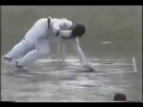 Waqar younis , shoiab akhtar vs  Brian lara STUMPS DESTROYED 1992 HD