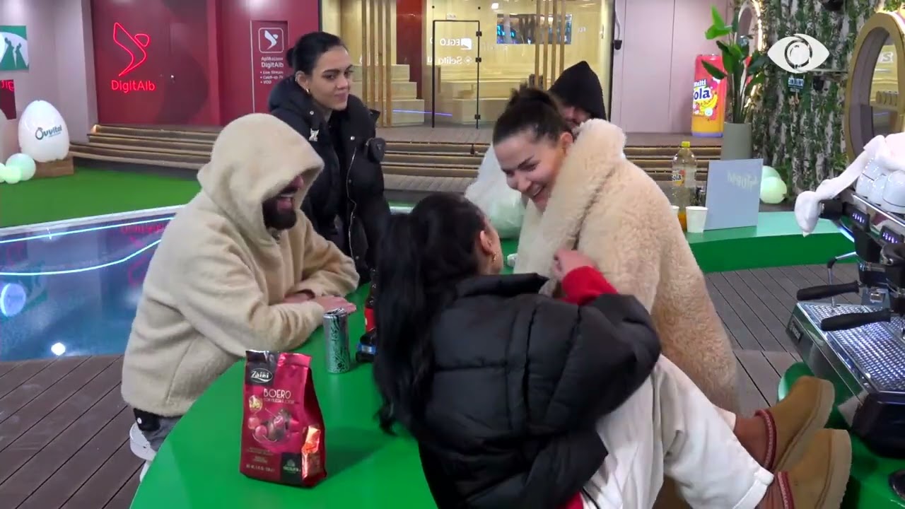 “Pash të mbathurat e tua me Pikaçu”/ Rozana hedh batuta me Gjestin, të qeshura mes banorëve