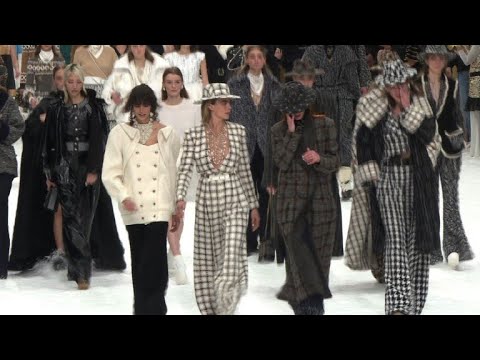 Lagerfeld's last Chanel collection walks in ski chalet scene