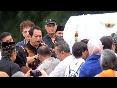 Mulai Artis Hingga Pejabat, Begini Tangis Haru Iringi Pemakaman Sys NS