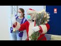 Kerstman Henny bedankt medewerkers Alphense vaccinatielocatie