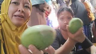 SHOPPING AT JATISARI MARKET, THE MORNING MARKET ATMOSPHERE IS VERY BUSY