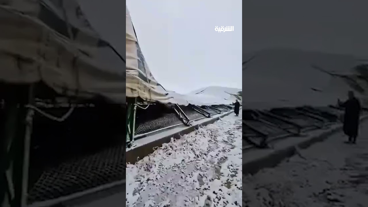 فيديو | انهيار ملعب خماسي لكرة القدم في قضاء الحمدانية بمحافظة #نينوى جراء تراكم الثلوج فوق سقفه