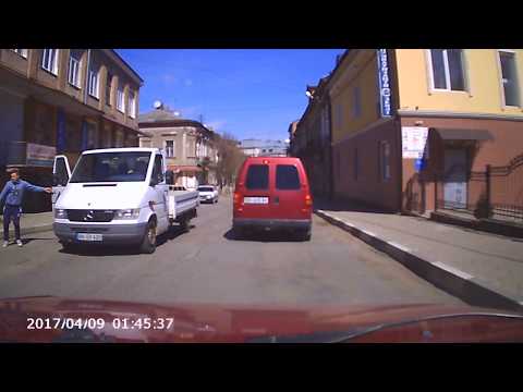 Пьяный пешеход упал на проезжую часть
