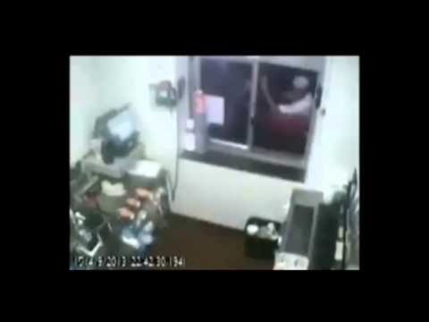 Polizist richtet Waffe auf McDonald's-Kunden, weil er zu lange braucht