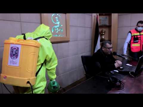 بلدية غزة تعقم برجا وسط غزة