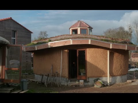 download lagu mp3 mp4 Maison Ronde En Paille, download lagu Maison Ronde En Paille gratis, unduh video klip Maison Ronde En Paille