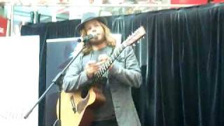 Wes Carr talking between songs