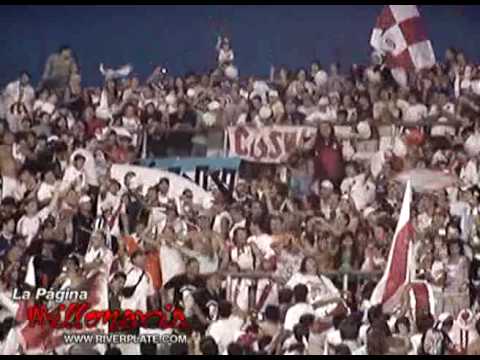 "Ahí viene la hinchada, que loca que está" Barra: Los Borrachos del Tablón • Club: River Plate