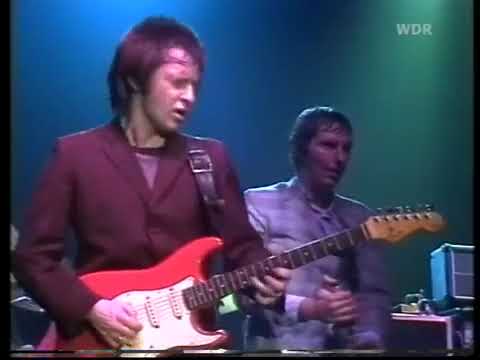 The way Lee Brilleaux drinks on stage (from Dr. Feelgood in Berlin, 1980)