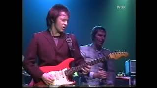 The way Lee Brilleaux drinks on stage (from Dr. Feelgood in Berlin, 1980)