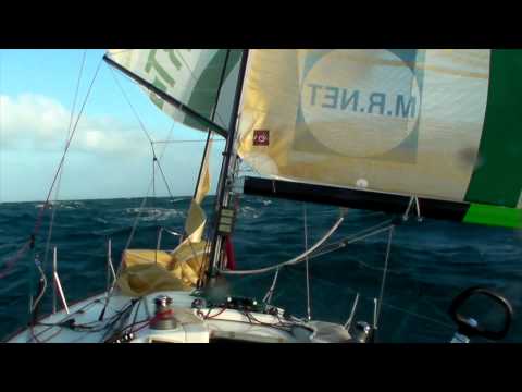 Figaro 2 Cercle Vert à fond sous spi. Fast Sailing