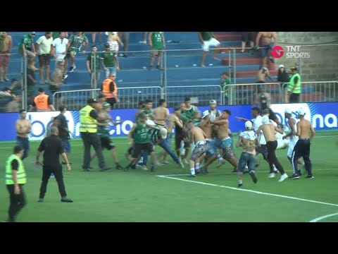 BRIGA GENERALIZADA! TORCIDAS DO CRUZEIRO E CORITIBA INVADEM O CAMPO E BRIGAM FEIO APÓS GOL!
