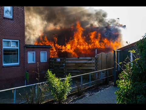 Uitslaande schuurbrand aan de Oosterlaan in Holwierde
