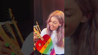 Lindsay Ell shredding on one string!