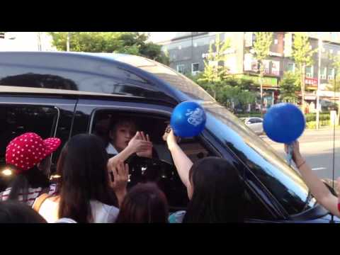 130609 Henry leaving SBS atfer Inkigayo and fanmeeting
