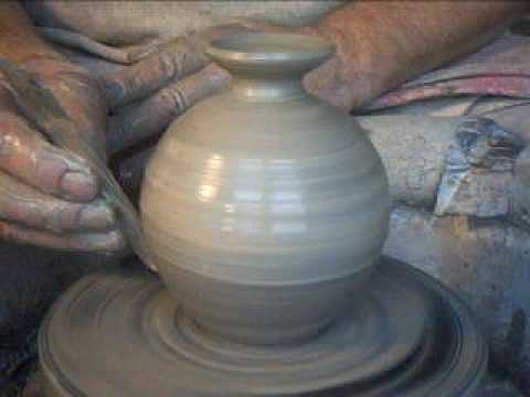 SIMON LEACH - throwing a small bud vase !