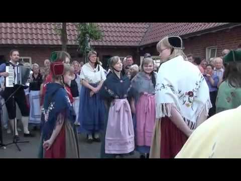 Tanz zum Setzen des Baumes zur Festlichkeit von 850 Jahre Ohmstede bei Oldenburg