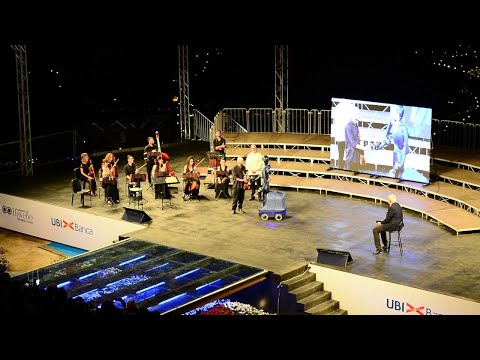 Il robot che dirige l'orchestra a Ravello in azione