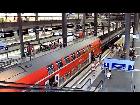 Berlin Hbf. - vlak S-Bahn, o 4 patra níže příj.vlaku RE, pieta za oběti z Nice (7/2016) aneb "Proč?"