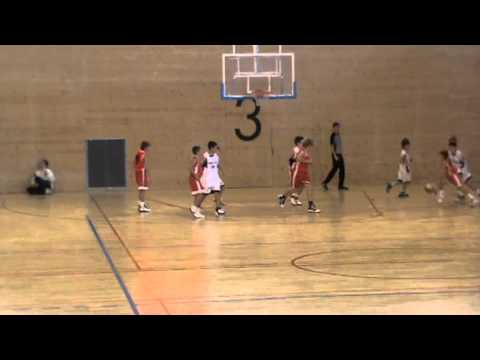 Gran entrada Roger Sanauja al partit Mini CBiUM Manresa - La Salle Manresa. Octubre 2011