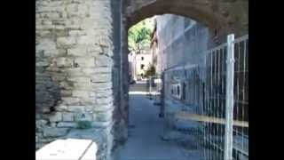 preview picture of video 'Borne-fontaine de la porte de la Loi à Crémieu (38460)'