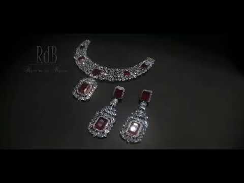 Here's the gorgeous necklace of Mehvish worn in "Mere Pass Tum Hu" made in gold and white gold.