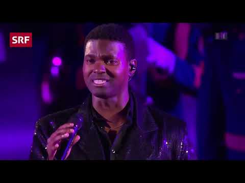 "One moment in time - Whitney Houston" gesungen von Johnny Manuel live in Basel.