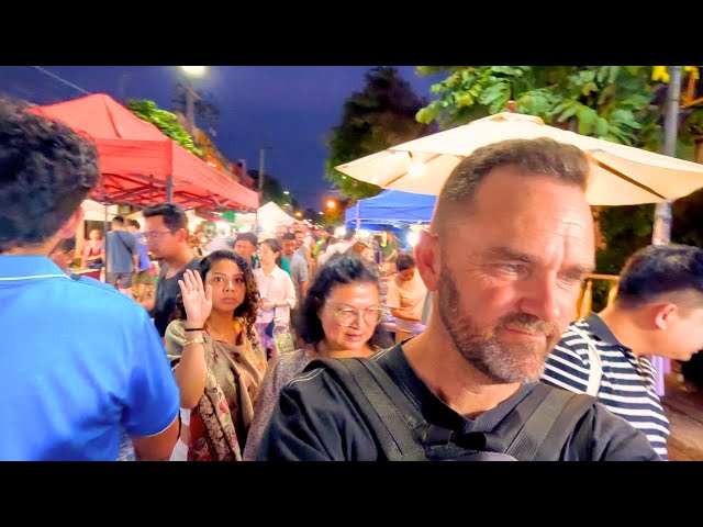 Travel vlog - What is the SUNDAY NIGHT MARKET in CHIANG MAI 🇹🇭 REALLY LIKE? (2025)