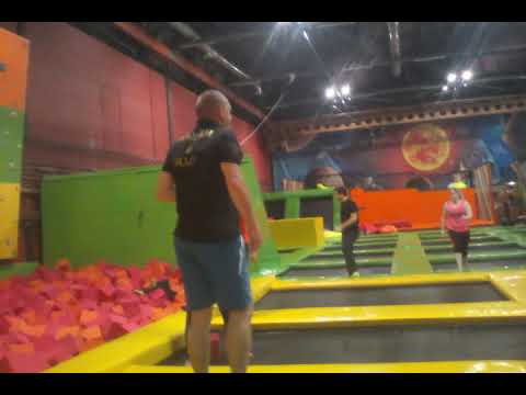 Дмитрий Саутин в батутным центре невесомость