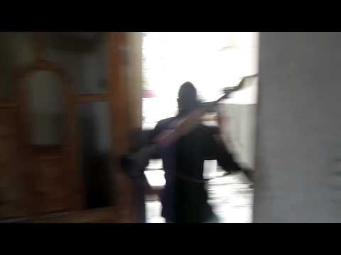 استعداد أحد مقاتلي كتيبة ذوو الفقار لاستهداف دبابة لقوات النظام في حارم بواسطة قاذف آر بي جي