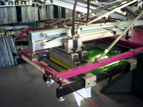 T-Shirts in großer Stückzahl bedrucken durch Siebdruck-Karussell bei Team32 in Böblingen